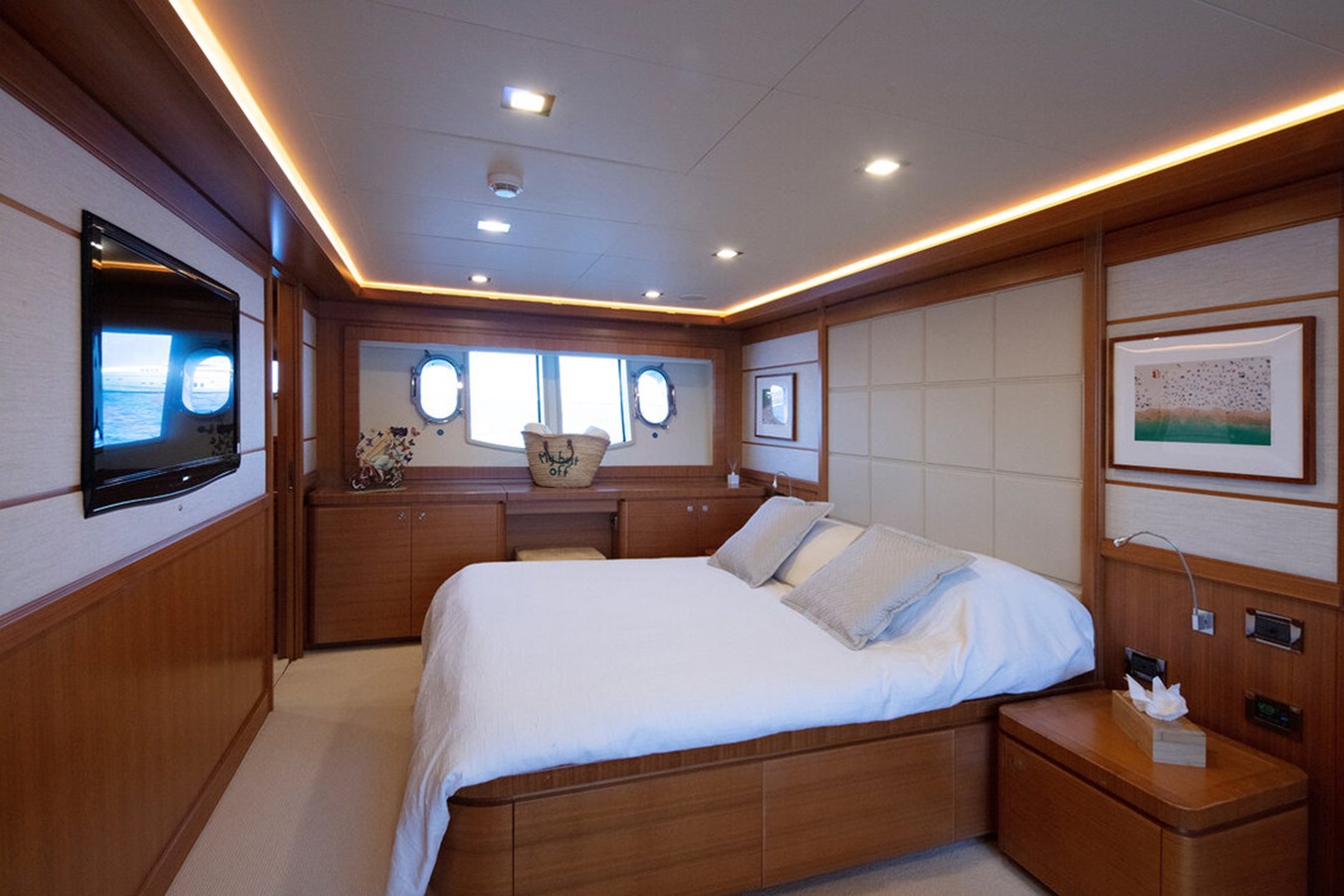 https://s3.amazonaws.com/boss.yatco.com/ForCharter/Vessel/Photo/3150/large_23133.jpg