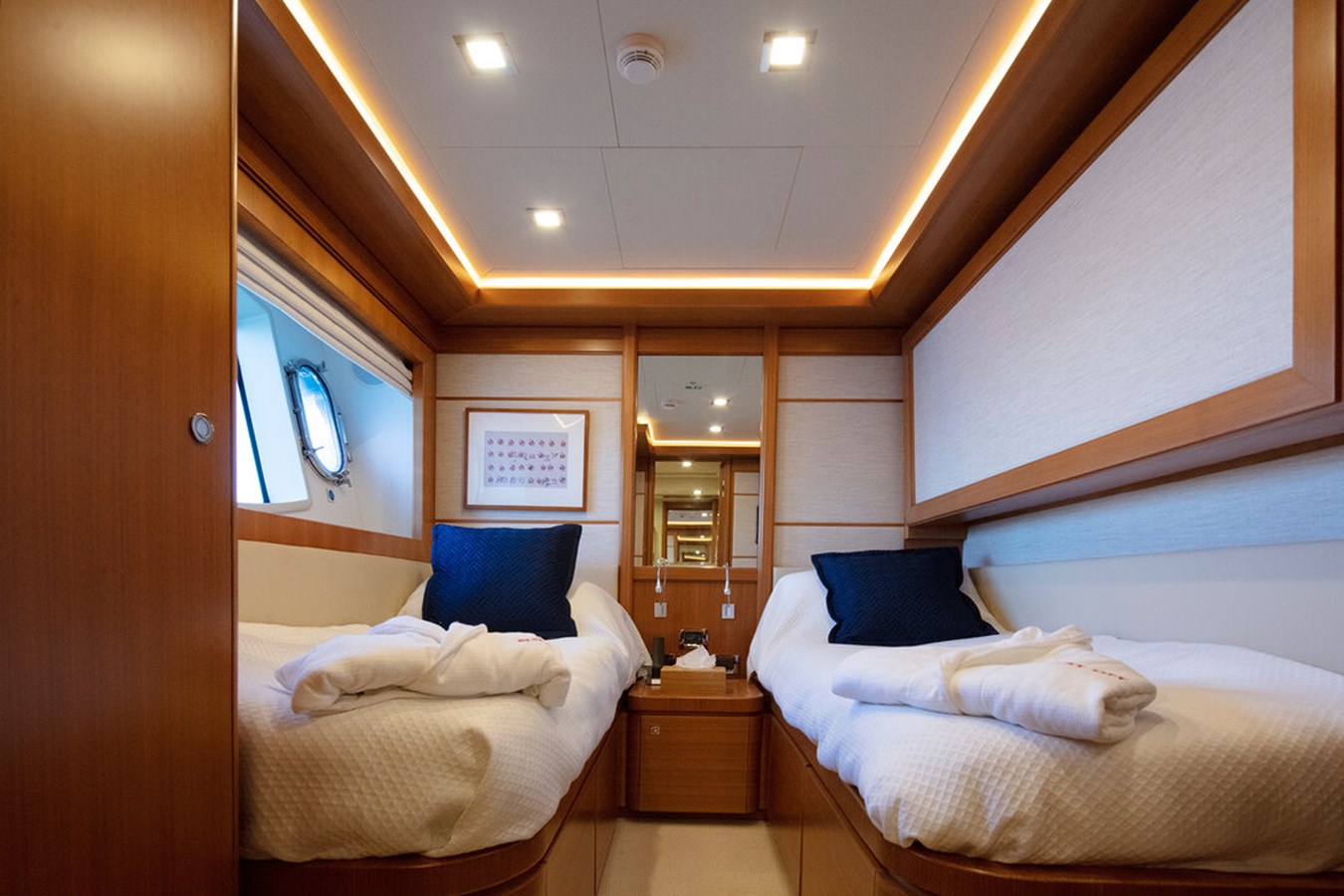 https://s3.amazonaws.com/boss.yatco.com/ForCharter/Vessel/Photo/3150/large_23134.jpg