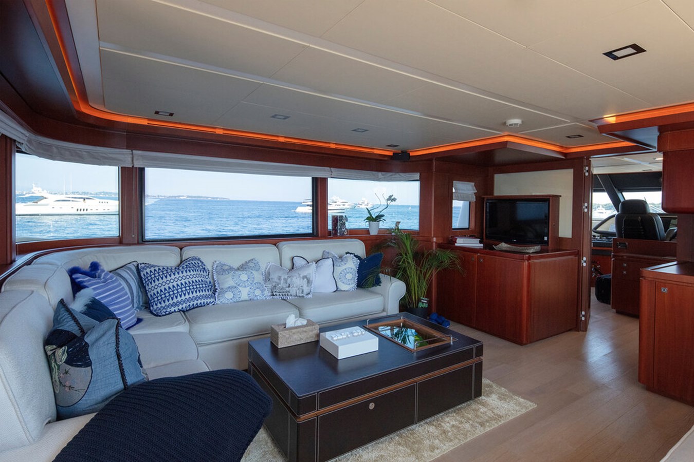 https://s3.amazonaws.com/boss.yatco.com/ForCharter/Vessel/Photo/3150/large_23136.jpg