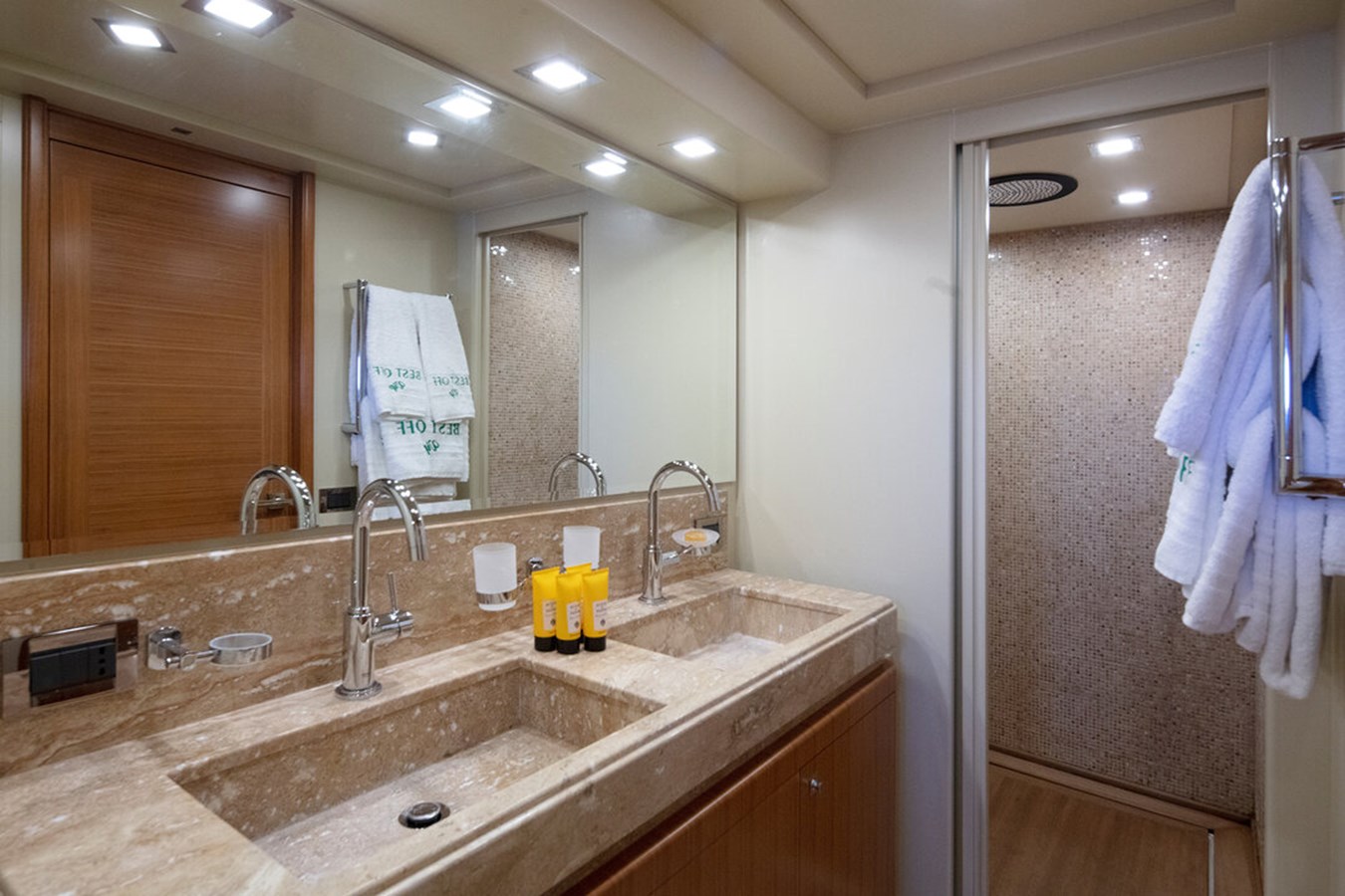 https://s3.amazonaws.com/boss.yatco.com/ForCharter/Vessel/Photo/3150/large_23137.jpg
