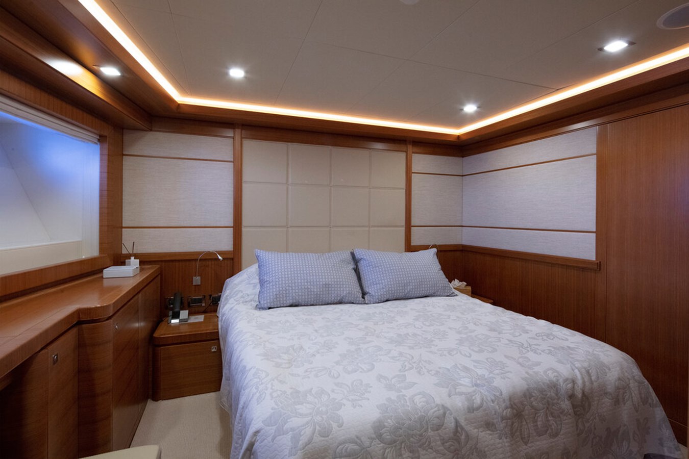 https://s3.amazonaws.com/boss.yatco.com/ForCharter/Vessel/Photo/3150/large_23138.jpg