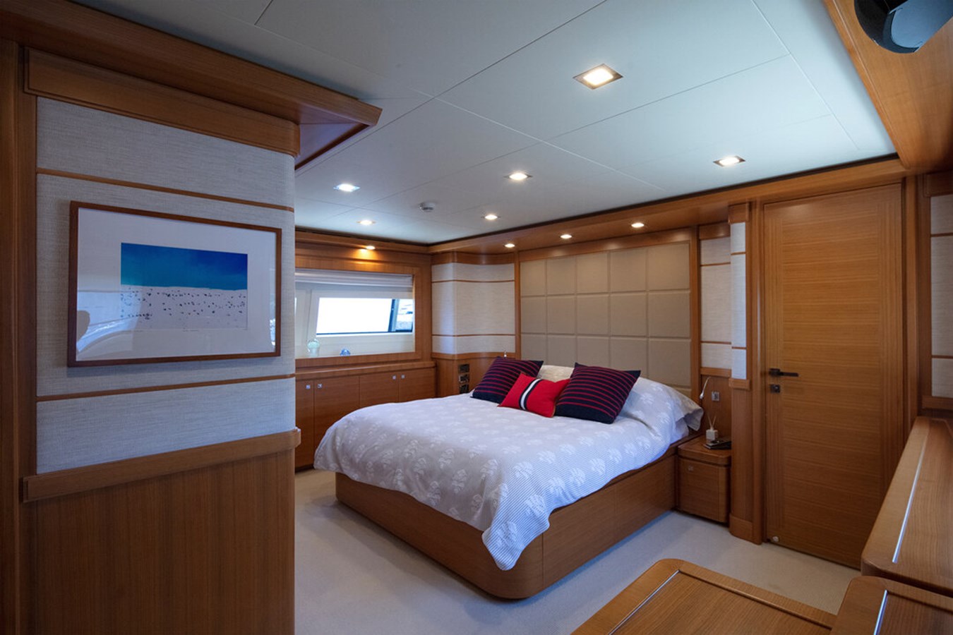 https://s3.amazonaws.com/boss.yatco.com/ForCharter/Vessel/Photo/3150/large_23140.jpg