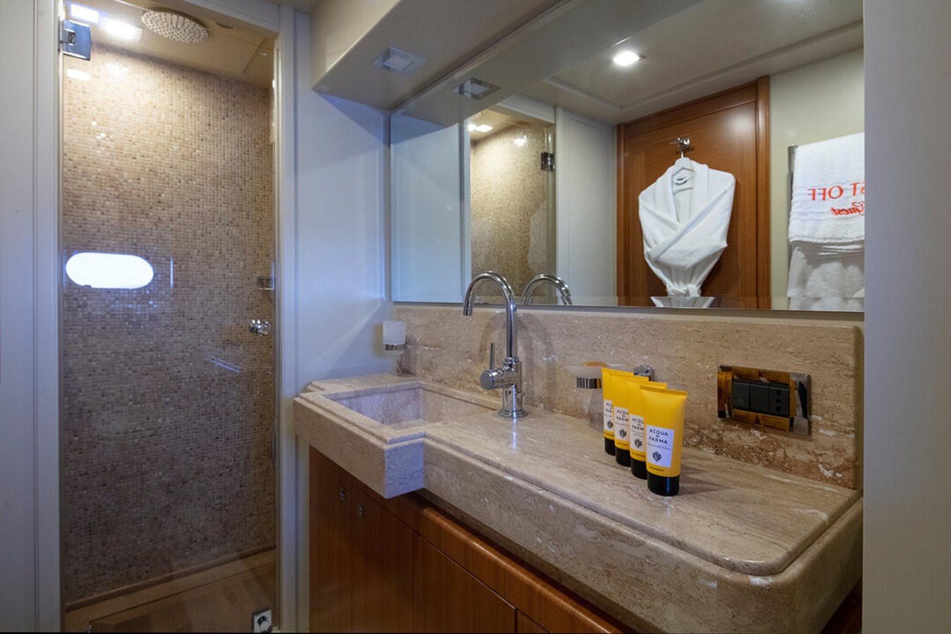https://s3.amazonaws.com/boss.yatco.com/ForCharter/Vessel/Photo/3150/large_23141.jpg
