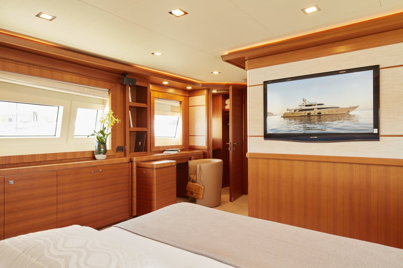 https://s3.amazonaws.com/boss.yatco.com/ForCharter/Vessel/Photo/3150/large_23146.jpg