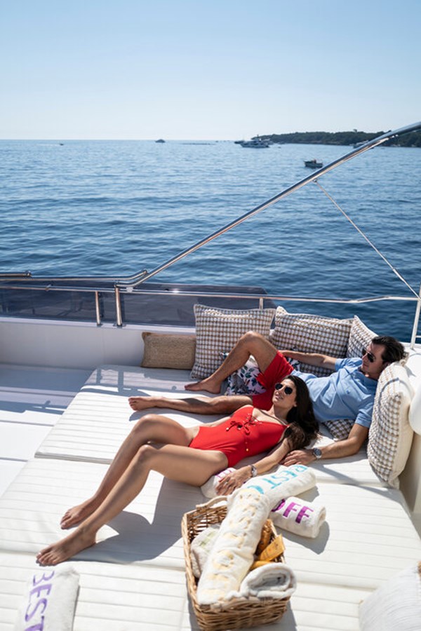 https://s3.amazonaws.com/boss.yatco.com/ForCharter/Vessel/Photo/3150/large_23147.jpg