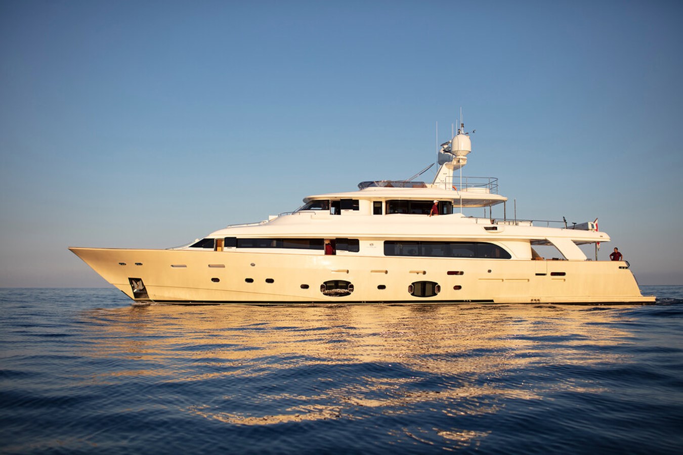 https://s3.amazonaws.com/boss.yatco.com/ForCharter/Vessel/Photo/3150/large_23152.jpg