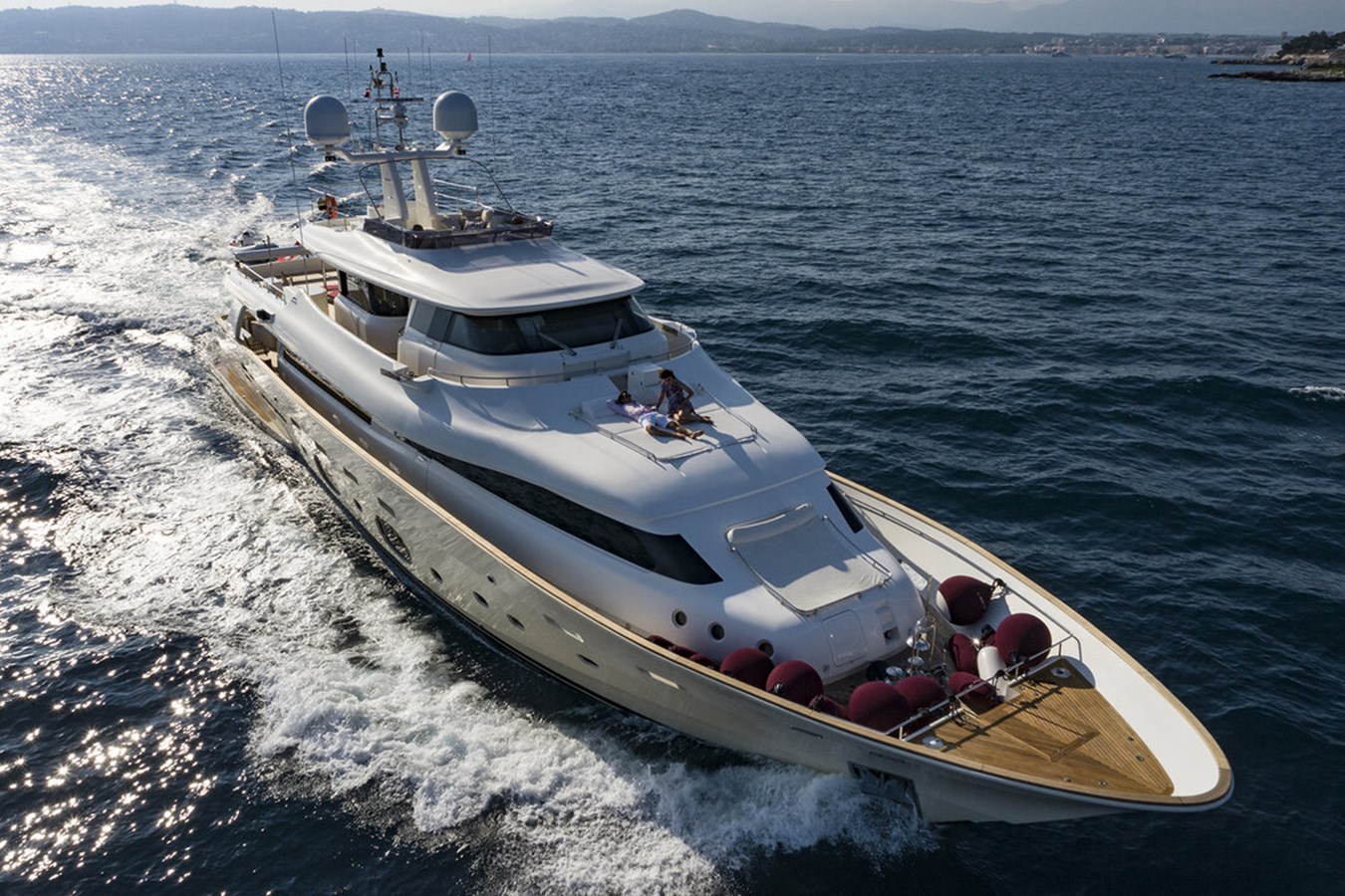 https://s3.amazonaws.com/boss.yatco.com/ForCharter/Vessel/Photo/3150/large_23153.jpg