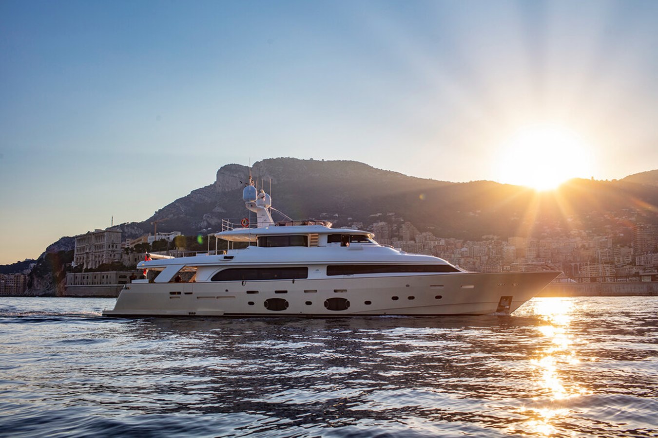 https://s3.amazonaws.com/boss.yatco.com/ForCharter/Vessel/Photo/3150/large_23157.jpg