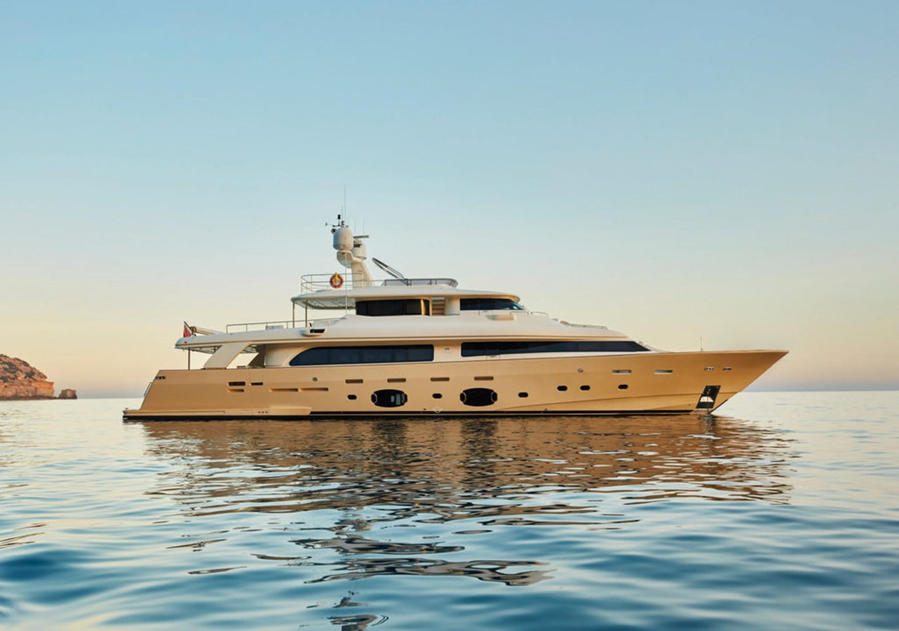https://s3.amazonaws.com/boss.yatco.com/ForCharter/Vessel/Photo/3150/large_23169.jpg