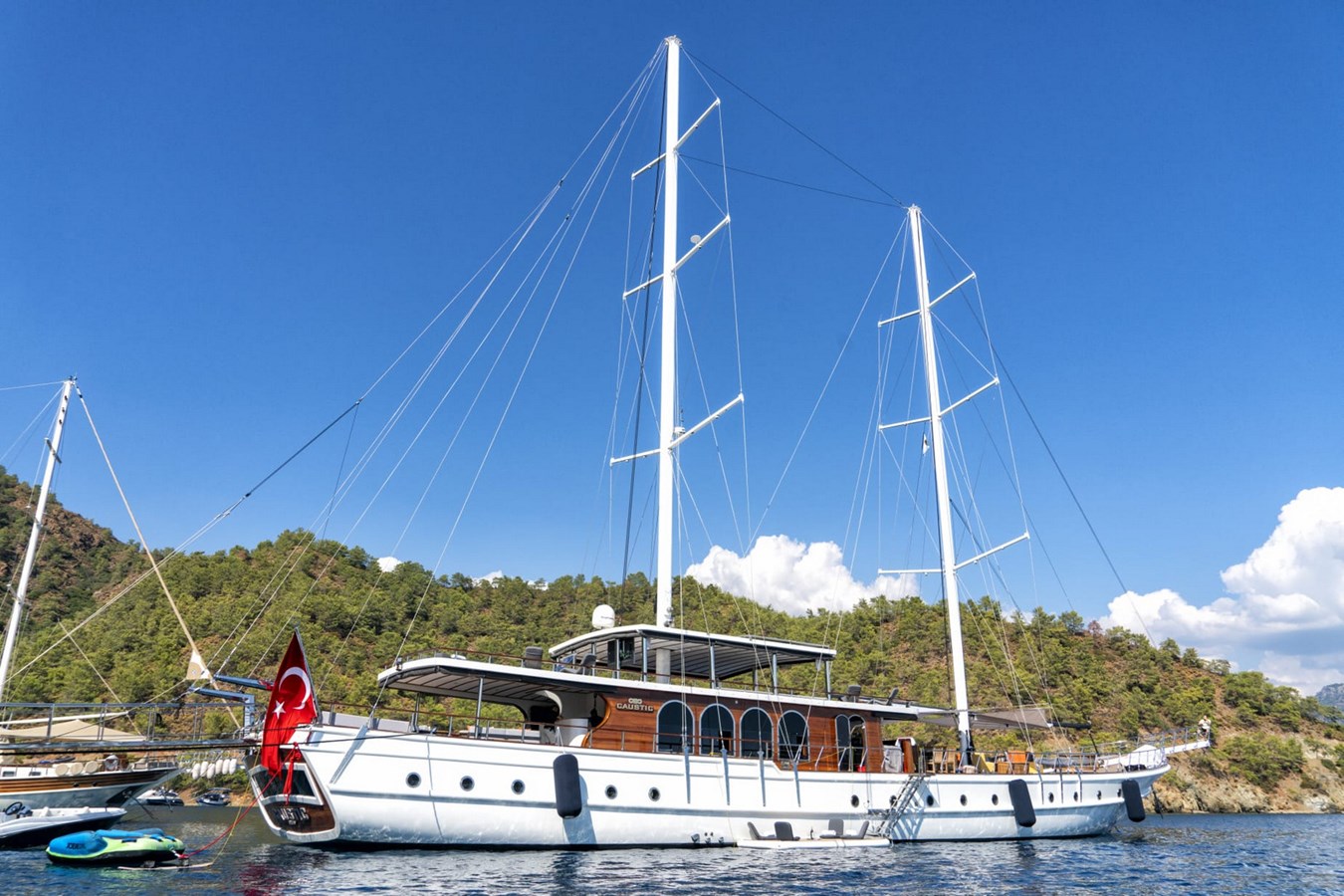 https://s3.amazonaws.com/boss.yatco.com/ForCharter/Vessel/Photo/3235/large_26705.jpg