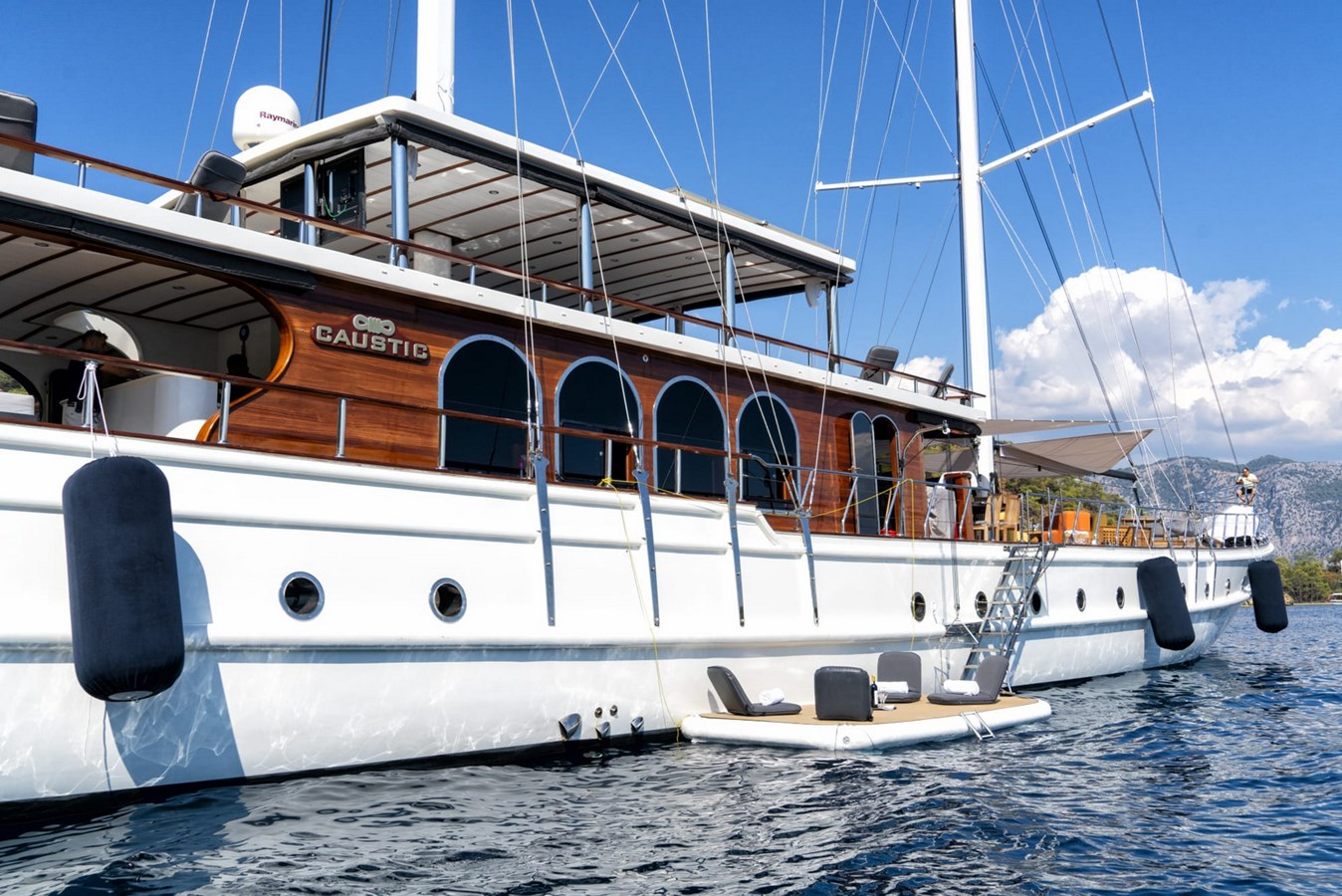 https://s3.amazonaws.com/boss.yatco.com/ForCharter/Vessel/Photo/3235/large_26709.jpg