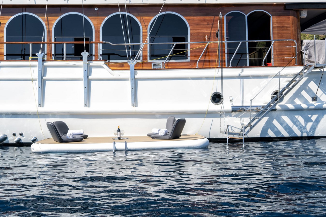 https://s3.amazonaws.com/boss.yatco.com/ForCharter/Vessel/Photo/3235/large_26710.jpg