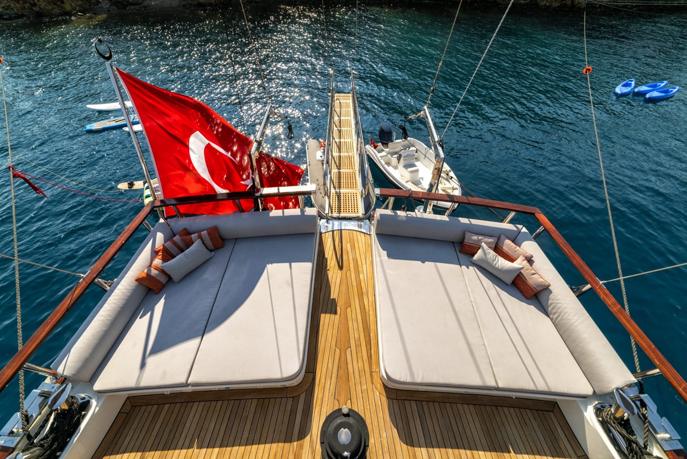 https://s3.amazonaws.com/boss.yatco.com/ForCharter/Vessel/Photo/3235/large_26711.jpg