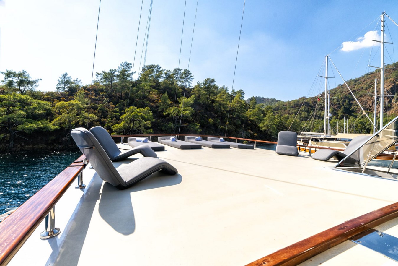 https://s3.amazonaws.com/boss.yatco.com/ForCharter/Vessel/Photo/3235/large_26713.jpg
