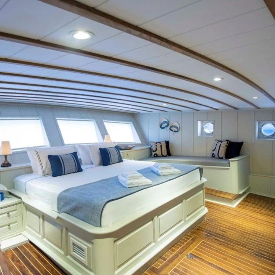 https://s3.amazonaws.com/boss.yatco.com/ForCharter/Vessel/Photo/3235/large_26722.jpg