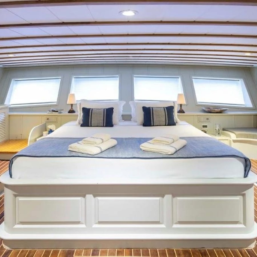 https://s3.amazonaws.com/boss.yatco.com/ForCharter/Vessel/Photo/3235/large_26723.jpg