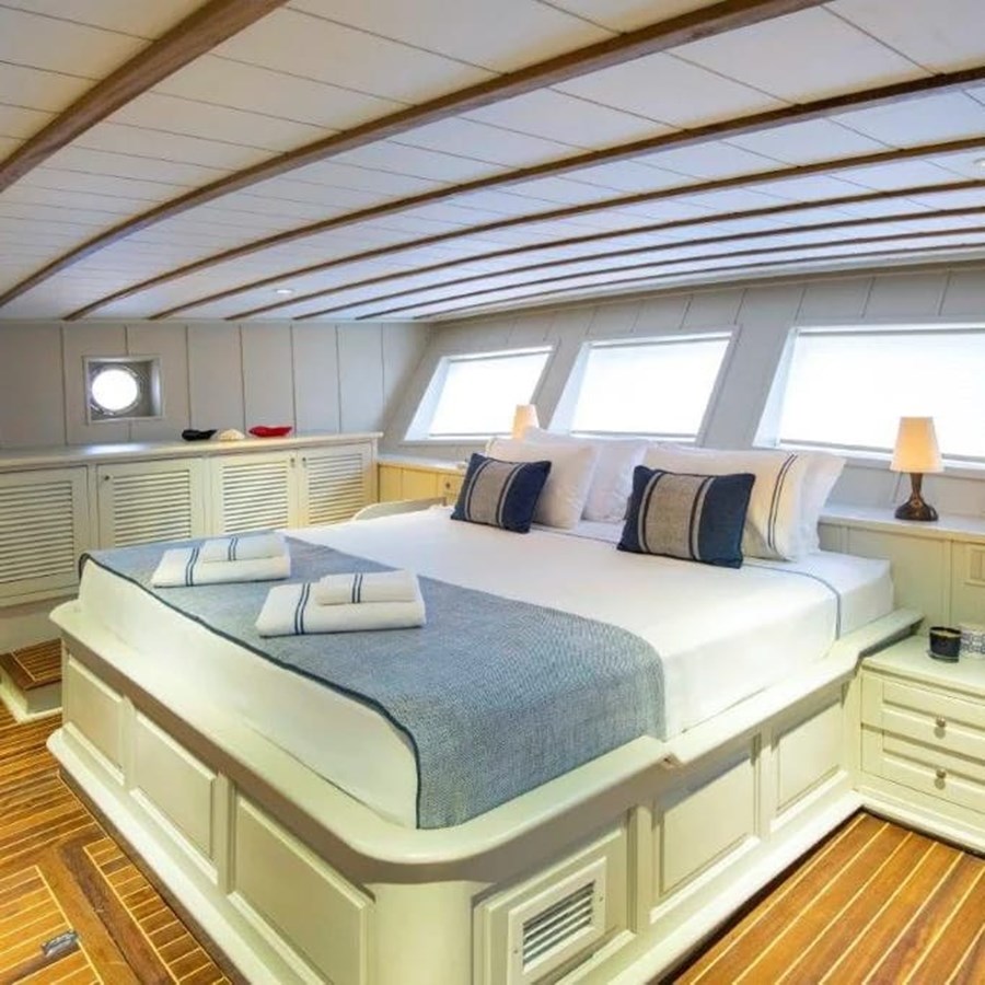 https://s3.amazonaws.com/boss.yatco.com/ForCharter/Vessel/Photo/3235/large_26724.jpg