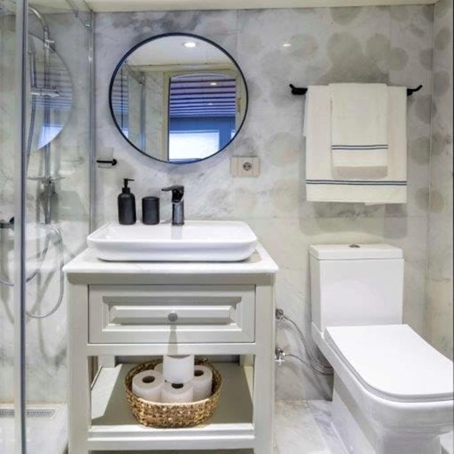 https://s3.amazonaws.com/boss.yatco.com/ForCharter/Vessel/Photo/3235/large_26727.jpg
