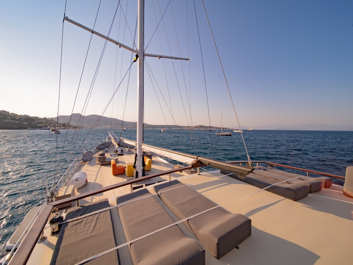 https://s3.amazonaws.com/boss.yatco.com/ForCharter/Vessel/Photo/3235/large_67227.jpg