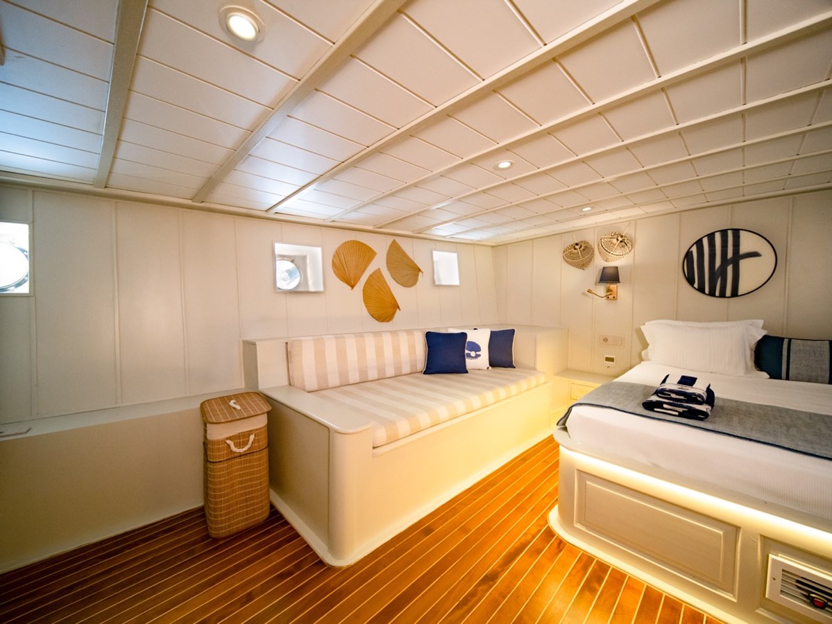 https://s3.amazonaws.com/boss.yatco.com/ForCharter/Vessel/Photo/3235/large_67230.jpg