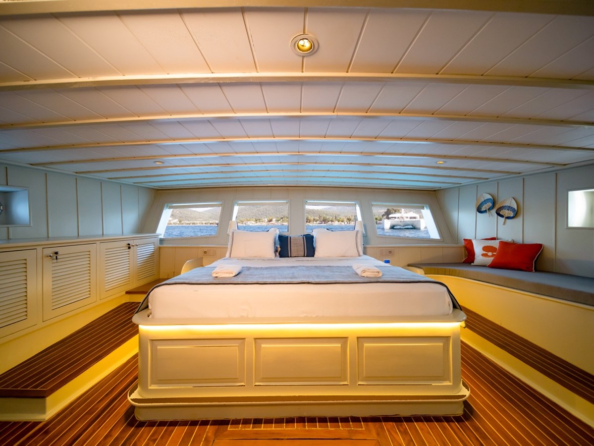 https://s3.amazonaws.com/boss.yatco.com/ForCharter/Vessel/Photo/3235/large_67236.jpg