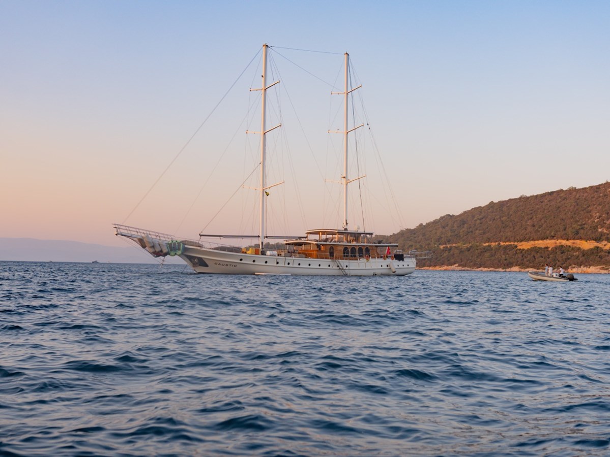 https://s3.amazonaws.com/boss.yatco.com/ForCharter/Vessel/Photo/3235/large_67239.jpg