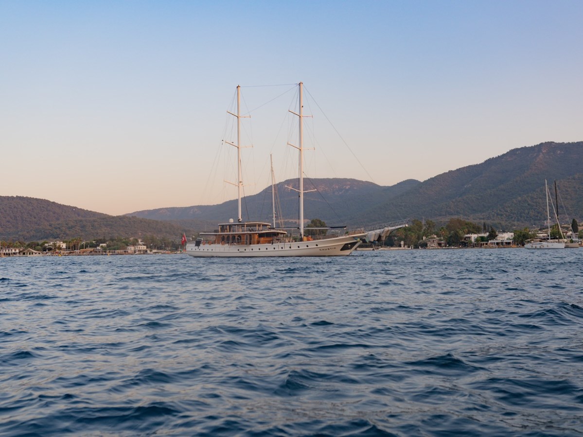 https://s3.amazonaws.com/boss.yatco.com/ForCharter/Vessel/Photo/3235/large_67241.jpg