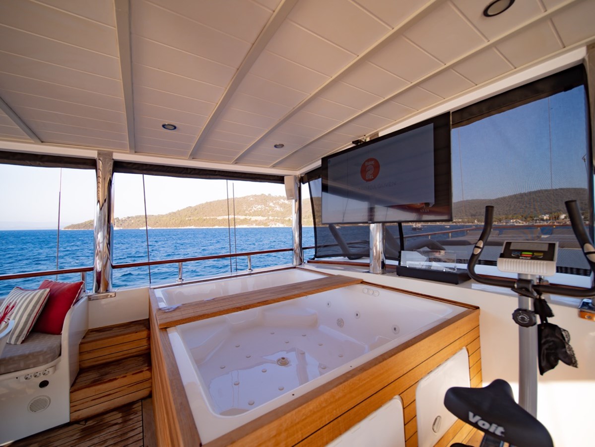 https://s3.amazonaws.com/boss.yatco.com/ForCharter/Vessel/Photo/3235/large_67248.jpg
