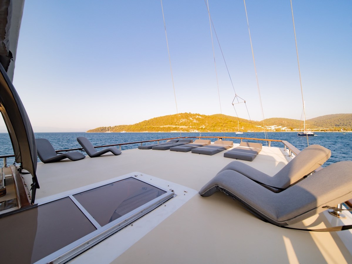 https://s3.amazonaws.com/boss.yatco.com/ForCharter/Vessel/Photo/3235/large_67251.jpg