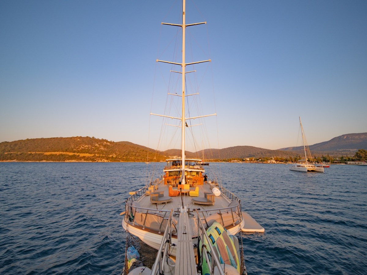 https://s3.amazonaws.com/boss.yatco.com/ForCharter/Vessel/Photo/3235/large_67252.jpg