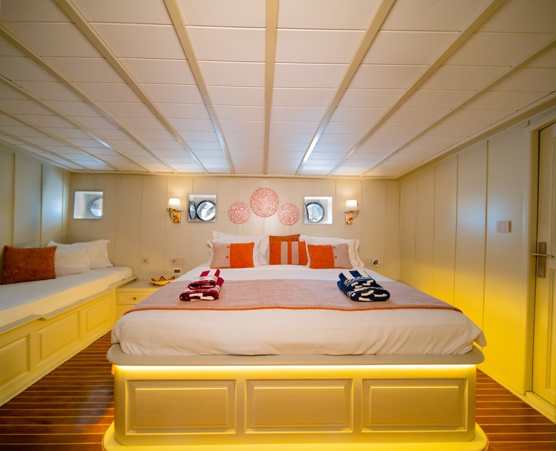 https://s3.amazonaws.com/boss.yatco.com/ForCharter/Vessel/Photo/3235/large_67261.jpg