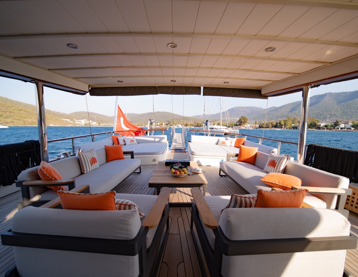 https://s3.amazonaws.com/boss.yatco.com/ForCharter/Vessel/Photo/3235/large_67269.jpg