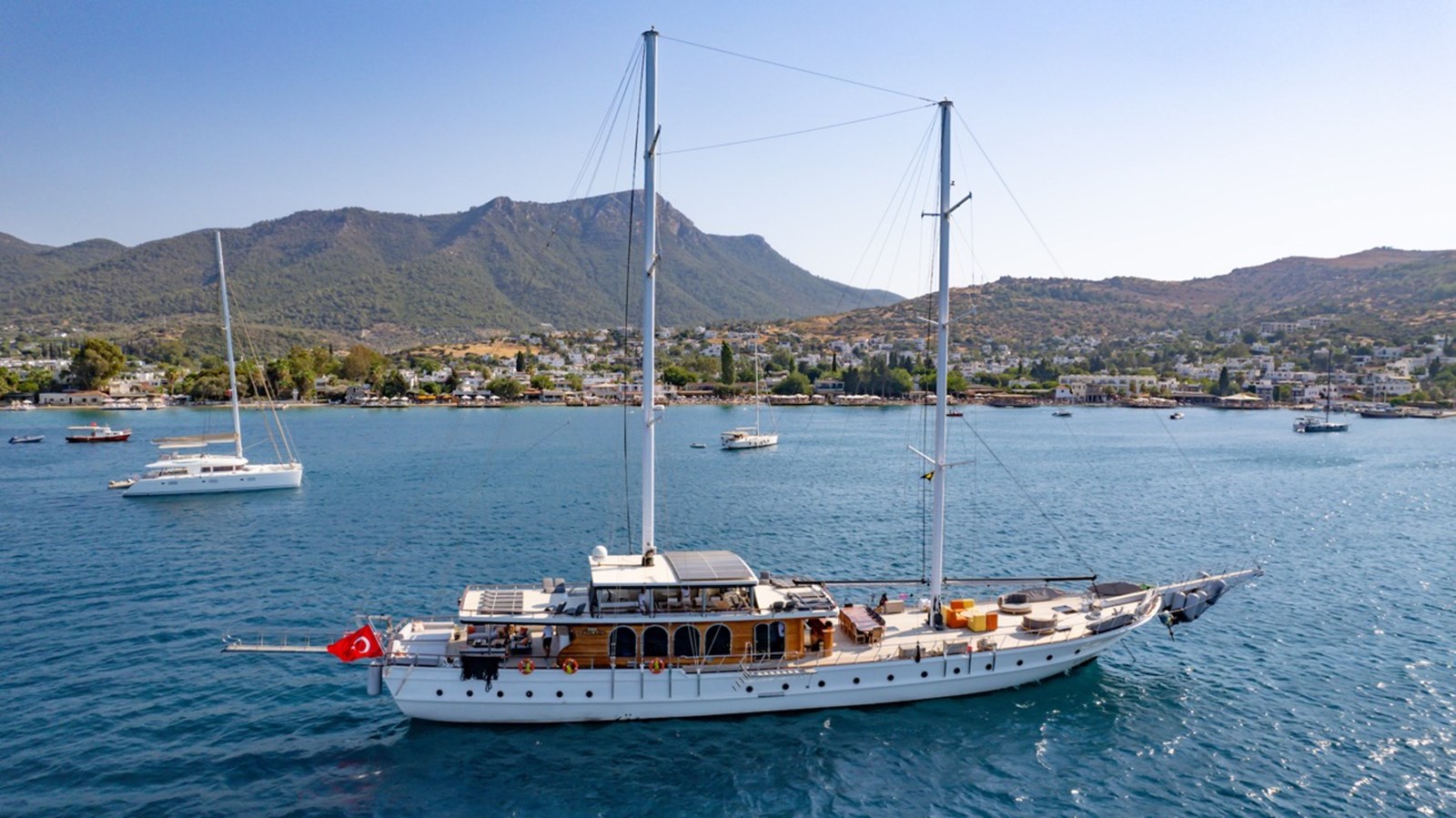 https://s3.amazonaws.com/boss.yatco.com/ForCharter/Vessel/Photo/3235/large_67281.jpg