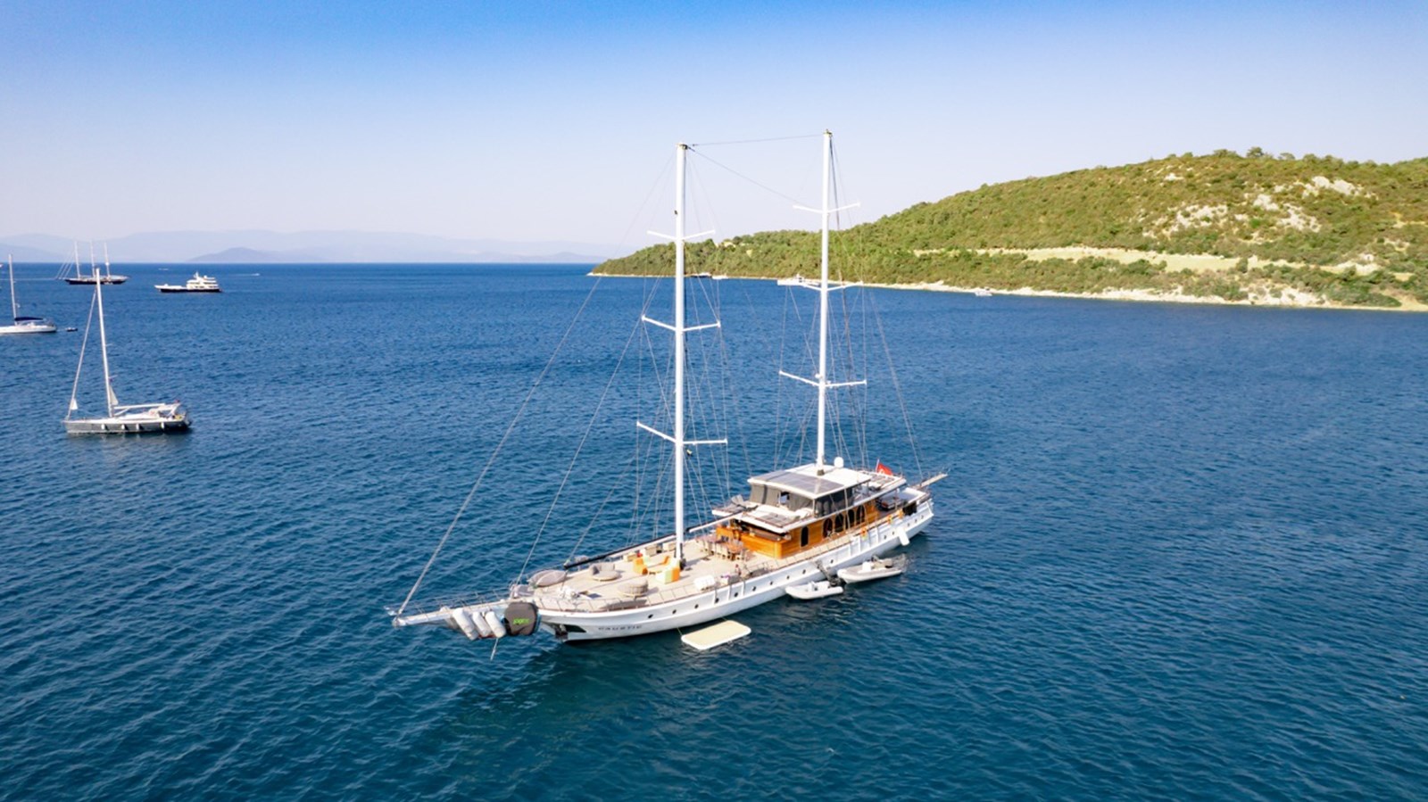 https://s3.amazonaws.com/boss.yatco.com/ForCharter/Vessel/Photo/3235/large_67283.jpg