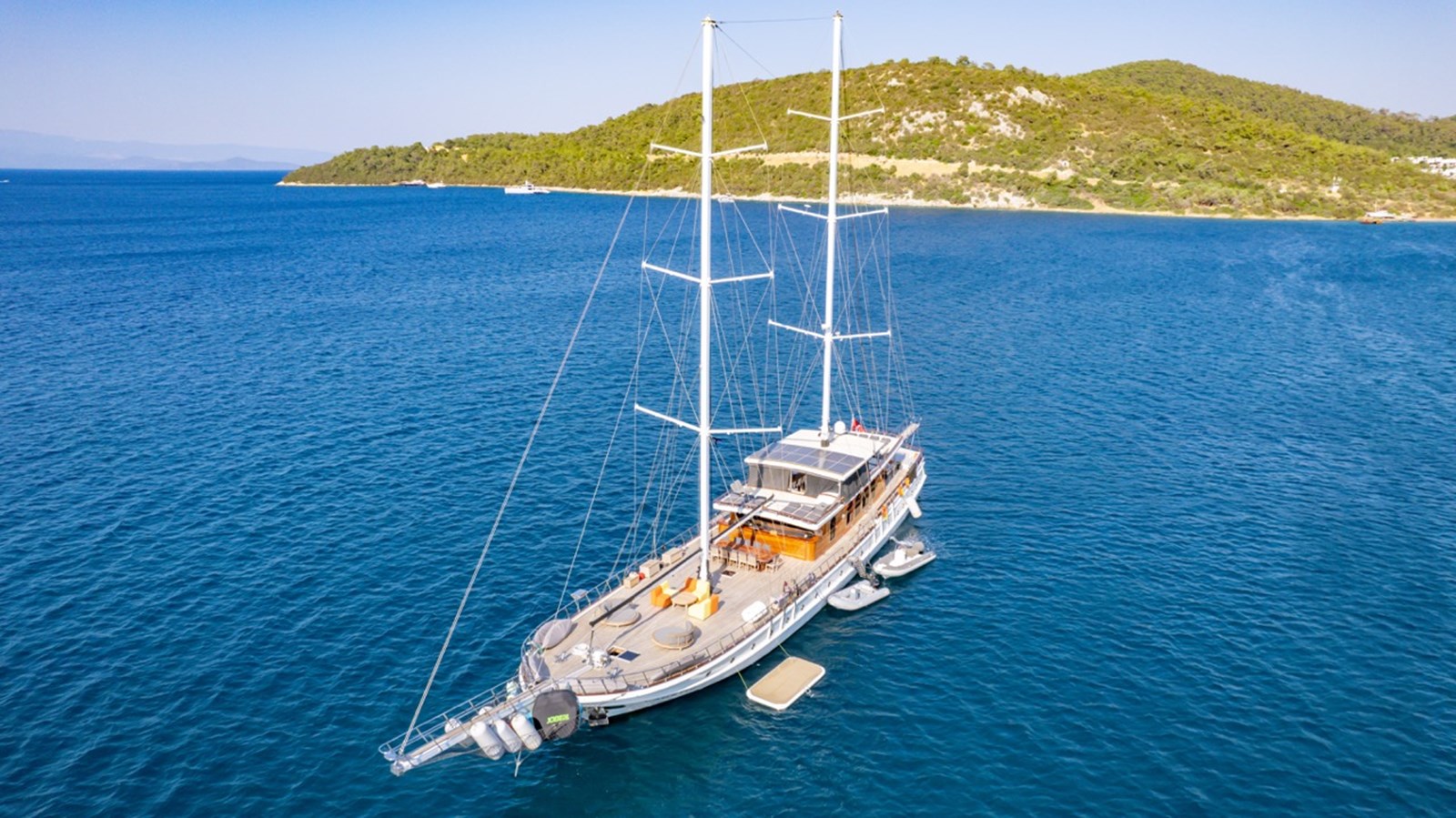 https://s3.amazonaws.com/boss.yatco.com/ForCharter/Vessel/Photo/3235/large_67284.jpg
