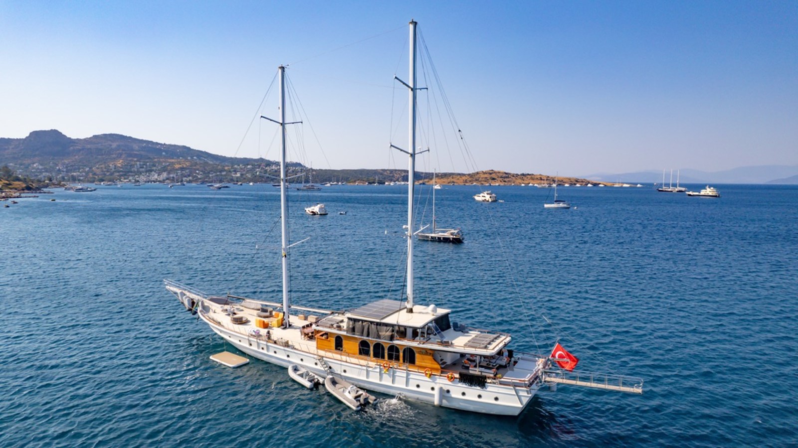 https://s3.amazonaws.com/boss.yatco.com/ForCharter/Vessel/Photo/3235/large_67285.jpg