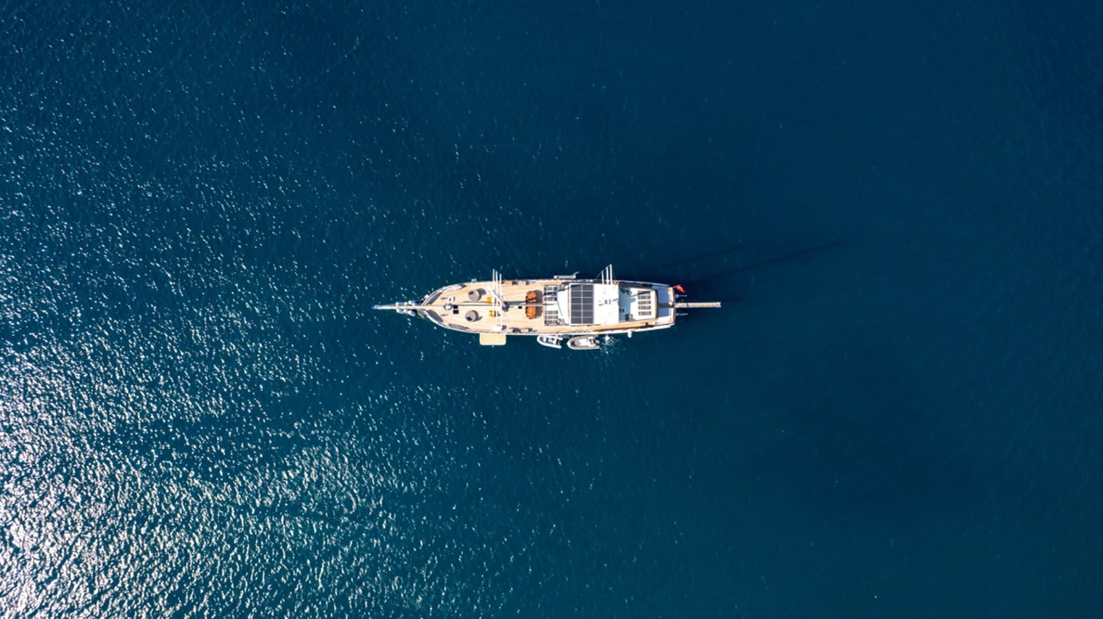 https://s3.amazonaws.com/boss.yatco.com/ForCharter/Vessel/Photo/3235/large_67286.jpg