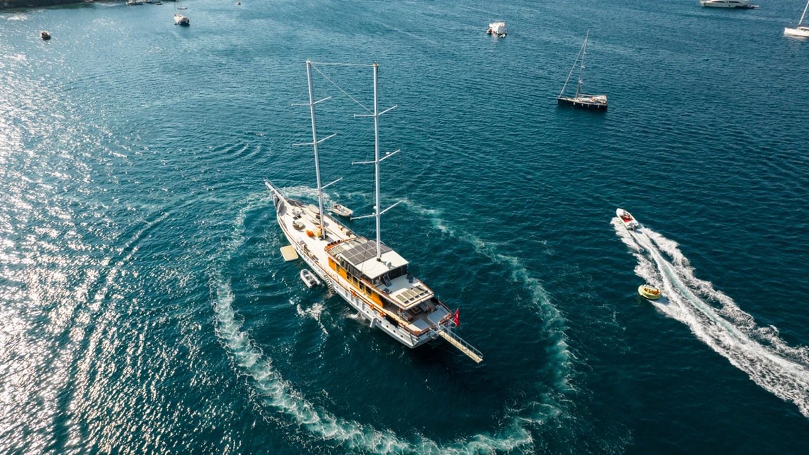 https://s3.amazonaws.com/boss.yatco.com/ForCharter/Vessel/Photo/3235/large_67287.jpg