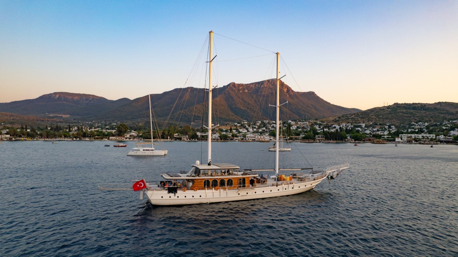 https://s3.amazonaws.com/boss.yatco.com/ForCharter/Vessel/Photo/3235/large_67291.jpg
