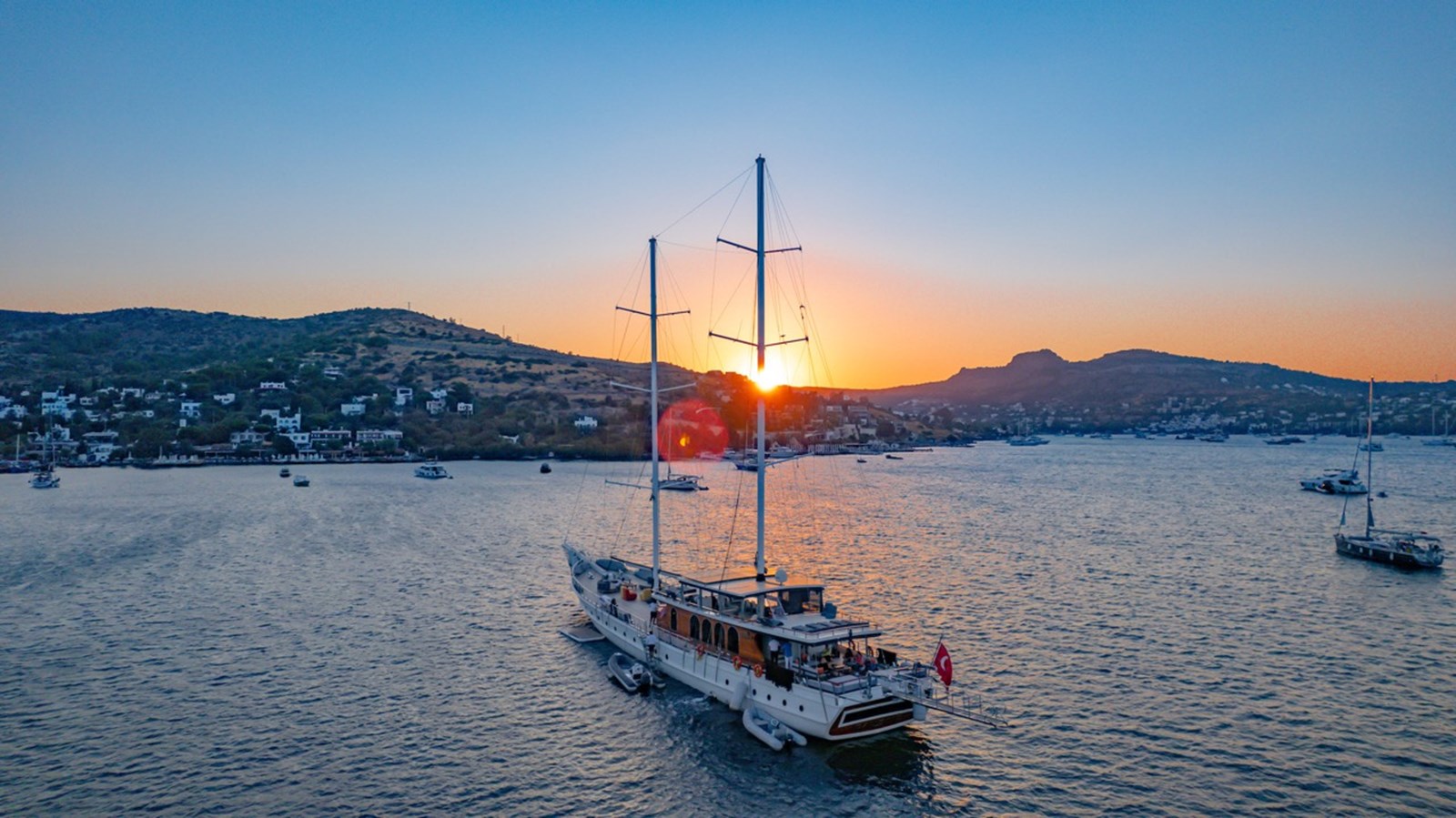 https://s3.amazonaws.com/boss.yatco.com/ForCharter/Vessel/Photo/3235/large_67292.jpg