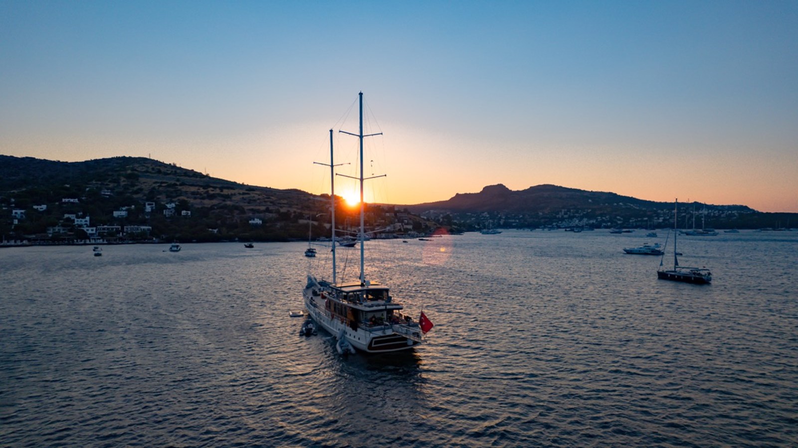 https://s3.amazonaws.com/boss.yatco.com/ForCharter/Vessel/Photo/3235/large_67294.jpg