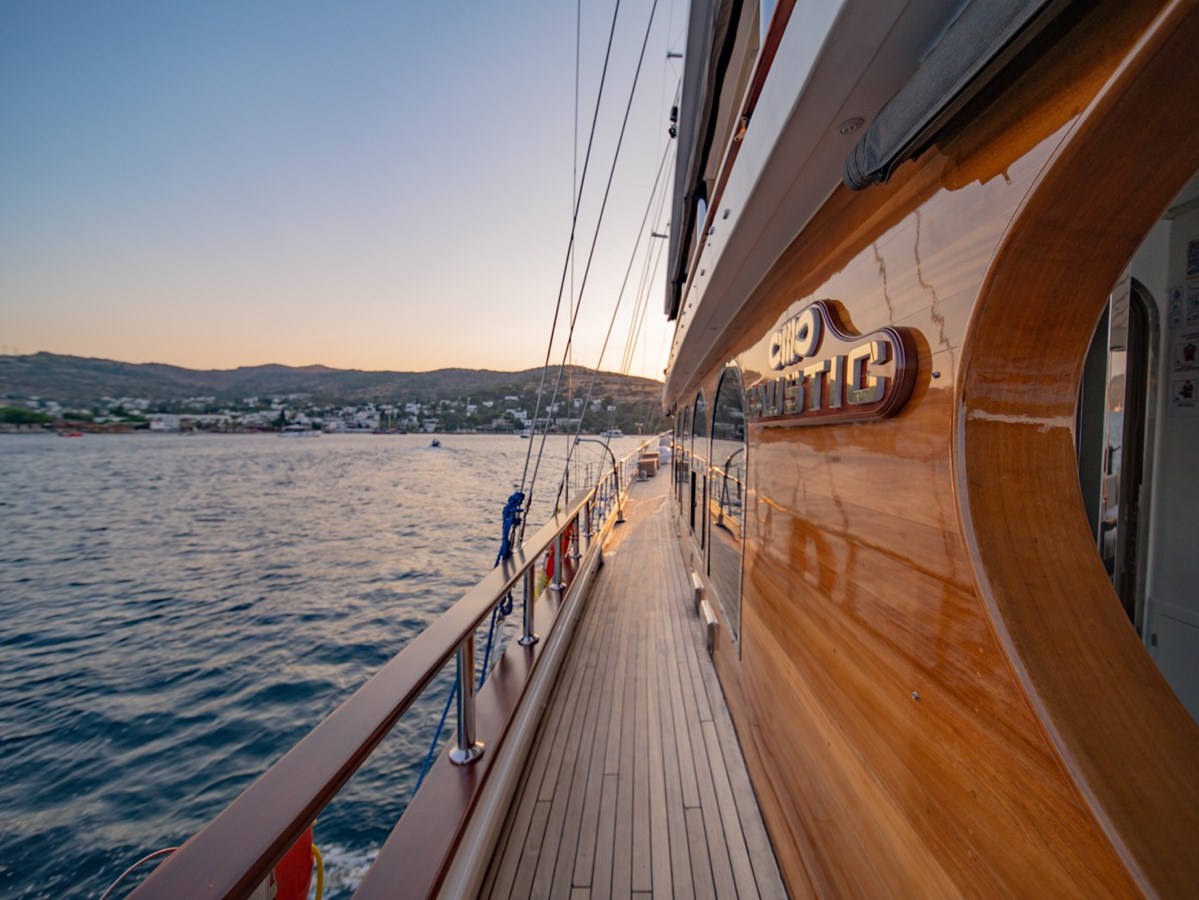 https://s3.amazonaws.com/boss.yatco.com/ForCharter/Vessel/Photo/3235/large_67297.jpg