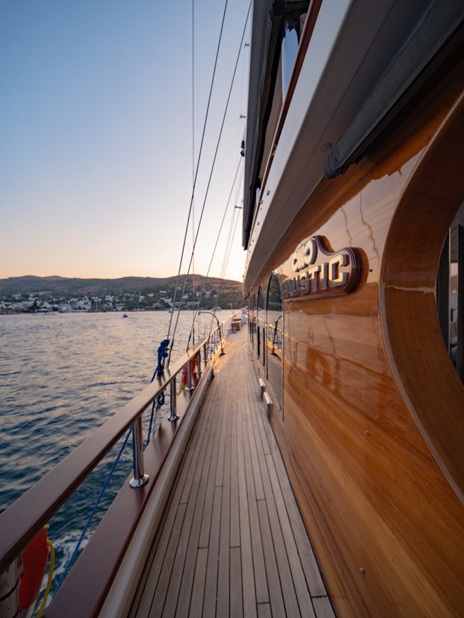 https://s3.amazonaws.com/boss.yatco.com/ForCharter/Vessel/Photo/3235/large_67298.jpg