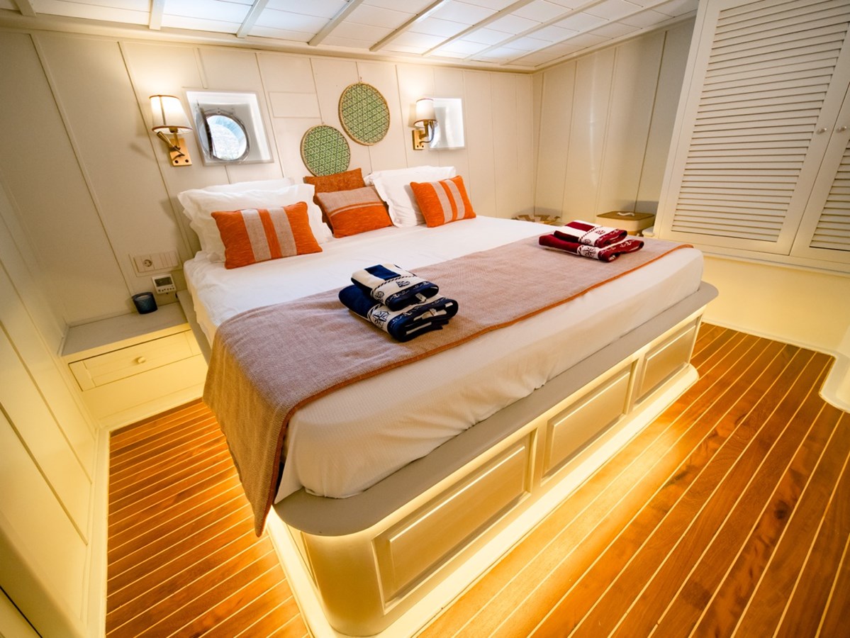 https://s3.amazonaws.com/boss.yatco.com/ForCharter/Vessel/Photo/3235/large_67308.jpg