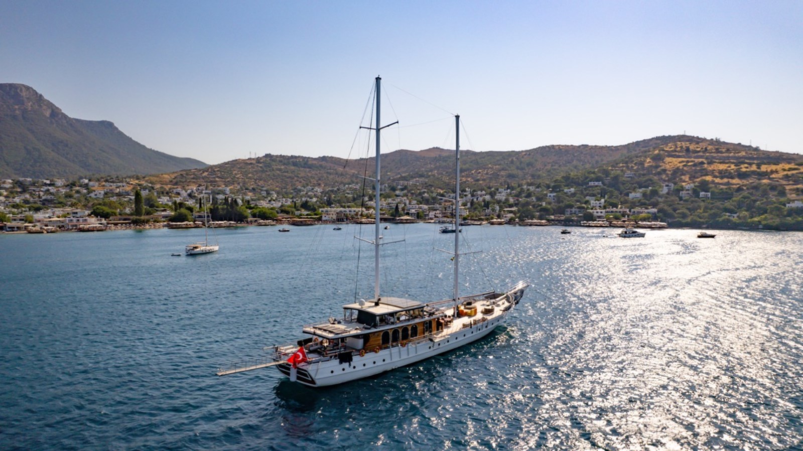 https://s3.amazonaws.com/boss.yatco.com/ForCharter/Vessel/Photo/3235/large_67309.jpg