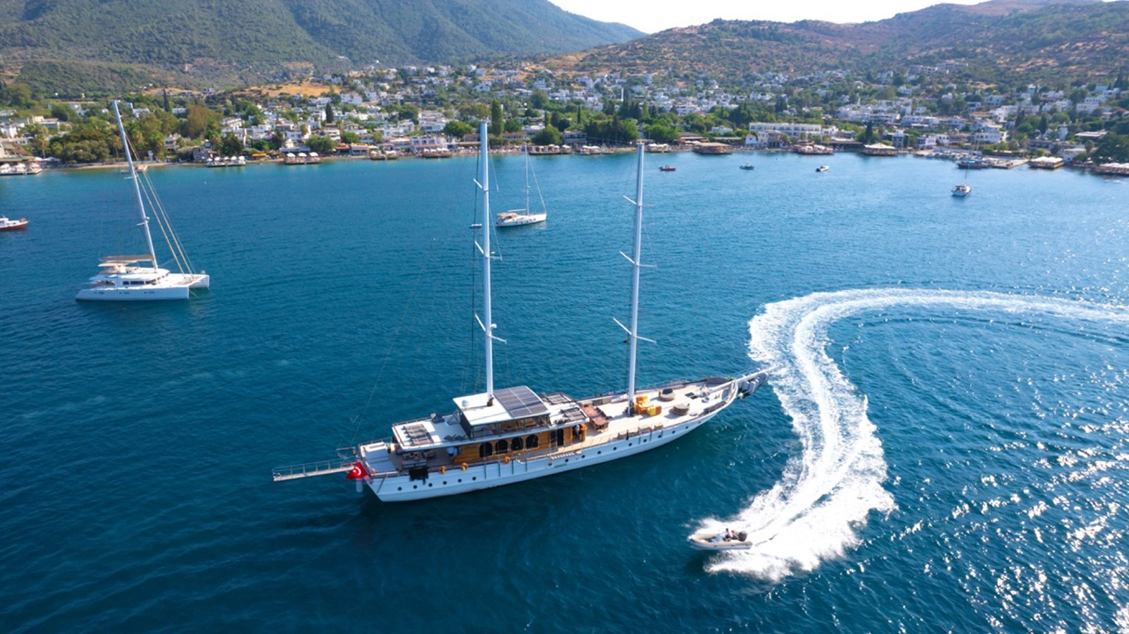 https://s3.amazonaws.com/boss.yatco.com/ForCharter/Vessel/Photo/3235/large_67310.jpg