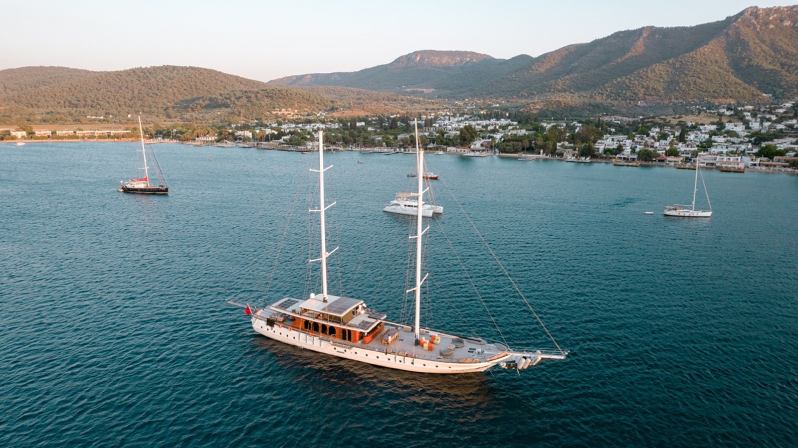 https://s3.amazonaws.com/boss.yatco.com/ForCharter/Vessel/Photo/3235/large_67311.jpg