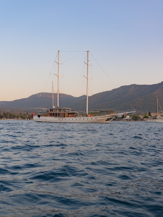 https://s3.amazonaws.com/boss.yatco.com/ForCharter/Vessel/Photo/3235/large_67312.jpg