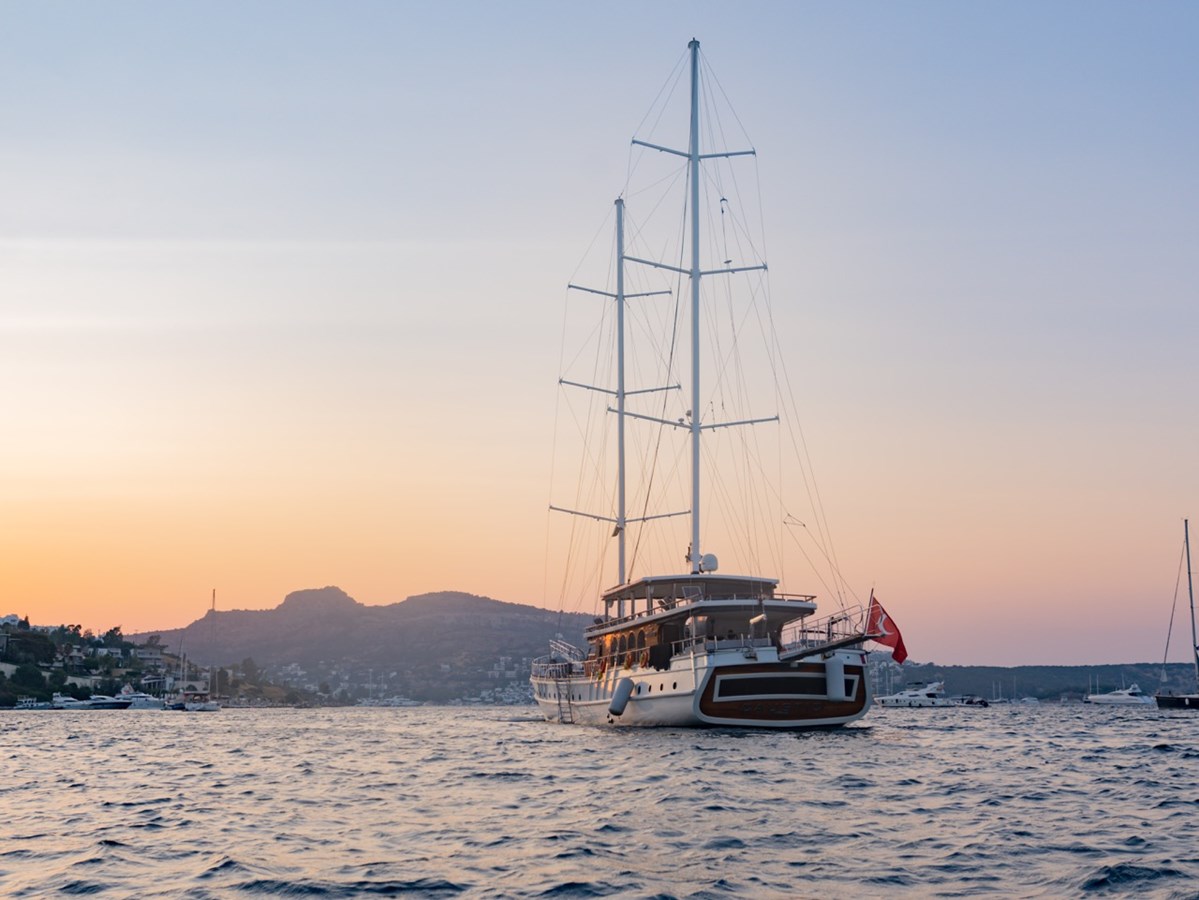 https://s3.amazonaws.com/boss.yatco.com/ForCharter/Vessel/Photo/3235/large_67313.jpg