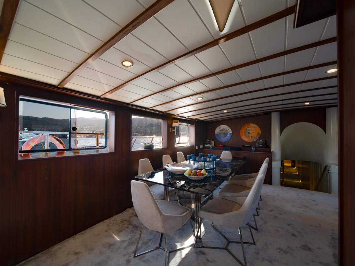 https://s3.amazonaws.com/boss.yatco.com/ForCharter/Vessel/Photo/3235/large_67317.jpg